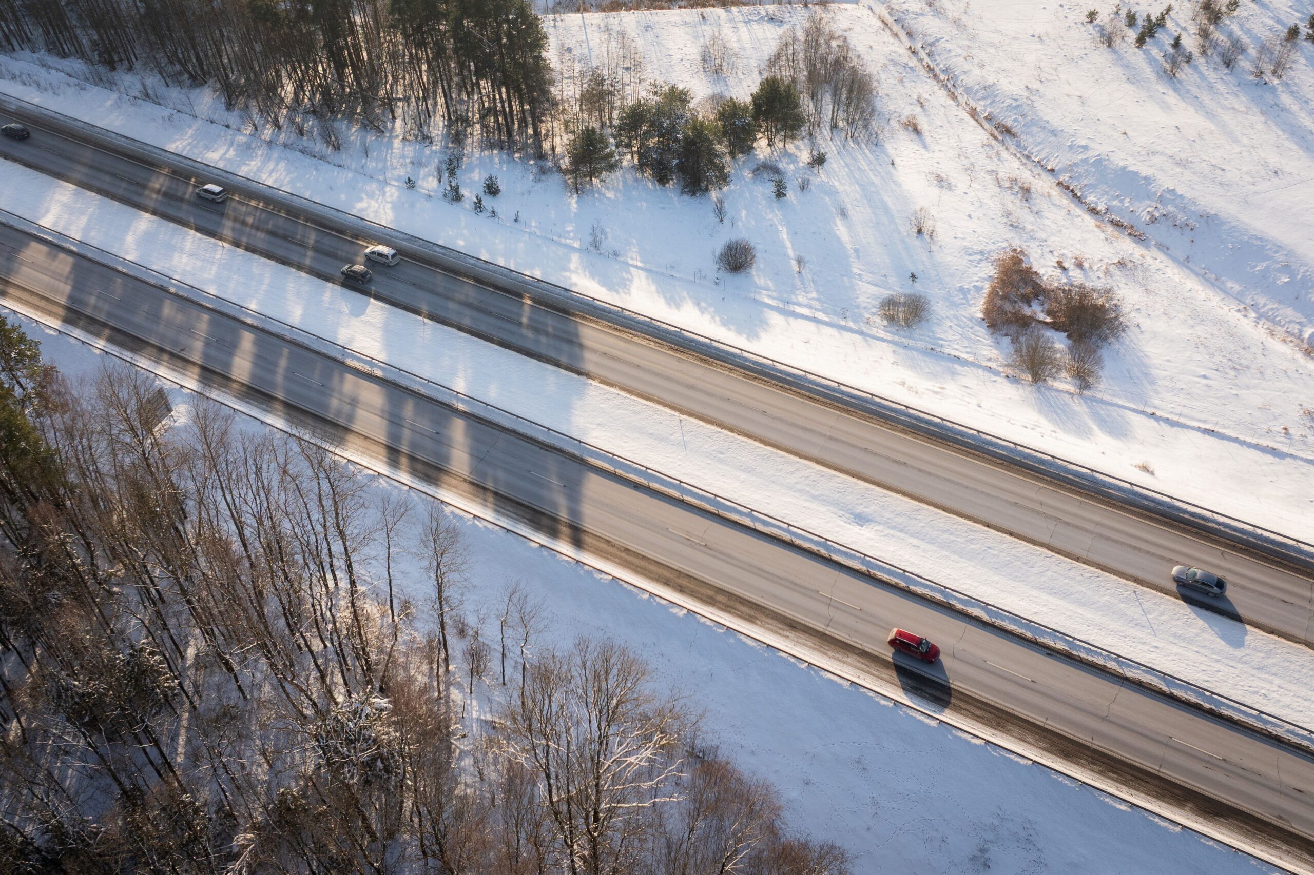 „Via Lietuva“: valstybinės reikšmės keliuose prasidėjo duobių tvarkymas – vairuotojai raginami pranešti apie pavojingas vietas