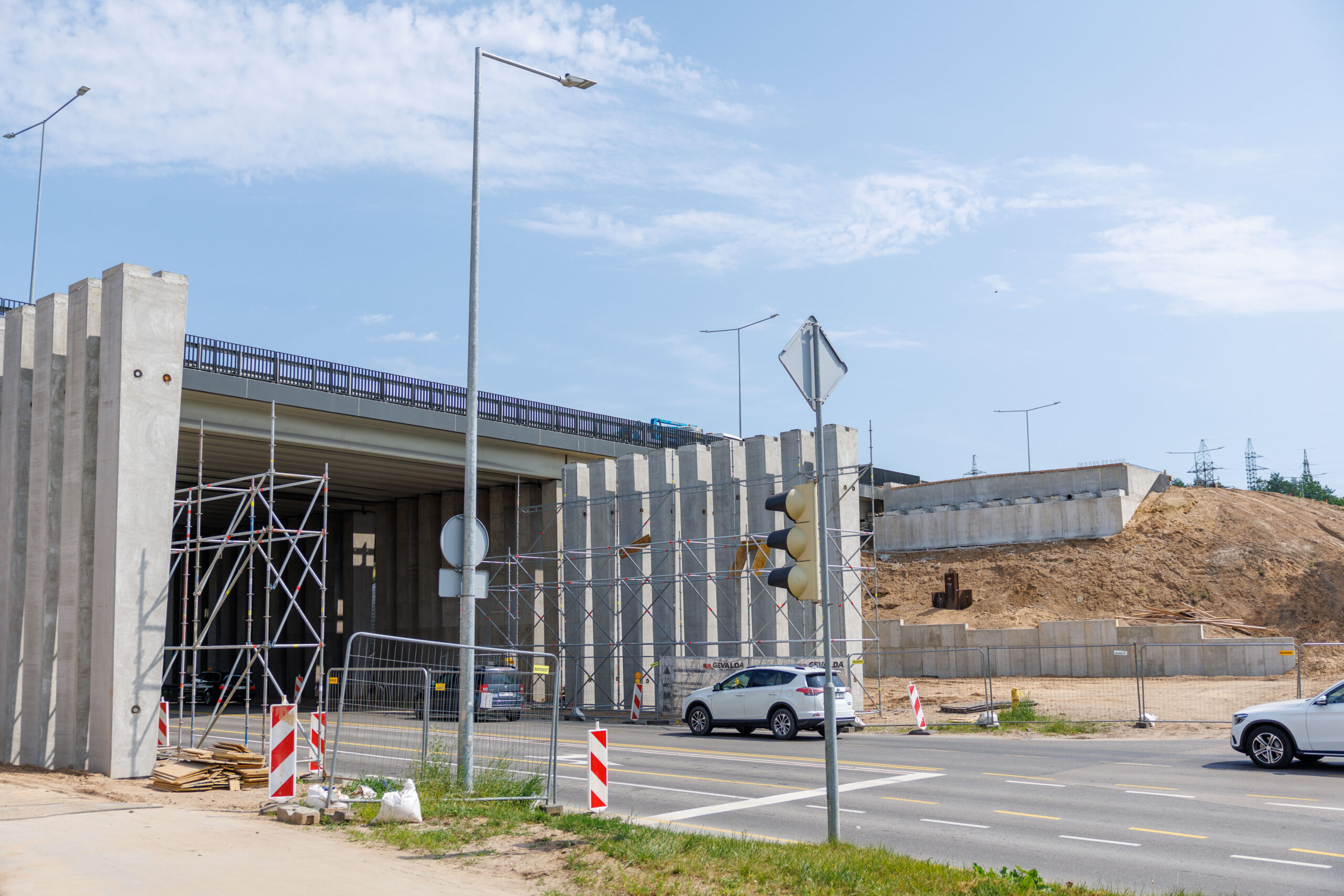 „Via Lietuva“ informuoja apie laikinus eismo ribojimus ties Gėluvos viaduku automagistralėje A1