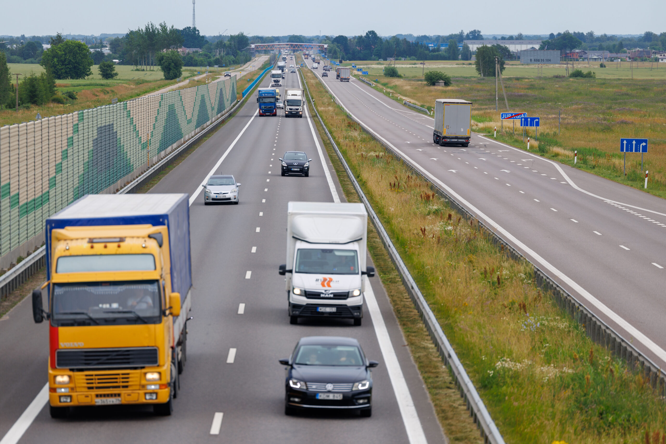 Apklausa: dauguma sutinka, kad sunkiasvoris transportas būtų apmokestintas pagal keliams daromą poveikį